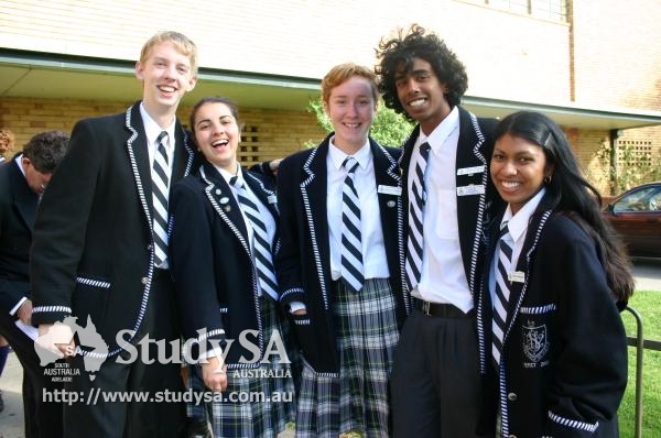 애들레이드하이스쿨.jpg